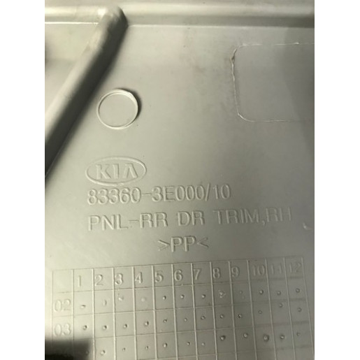 Карта двері задньої правої Kia Sorento 2002-2006 833023E011J3